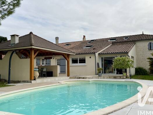 Maison à vendre 494 900 € 8 pièces 4 chambres 263 m² 2 810 m² de terrain Saint-Fort-sur-le-Né 16130