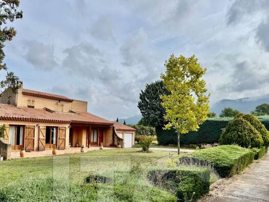 Maison à vendre 630 000 € 6 pièces 4 chambres 184 m² 4 000 m² de terrain Trets 13530