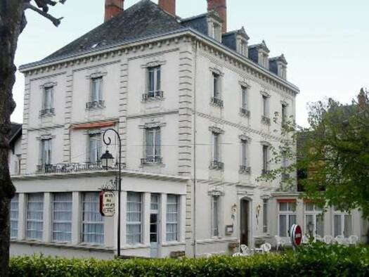 Hôtel à vendre Fonds de commerce 399 000 € 22 pièces 700 m² d'espace de restauration Bourbon-l'Archambault 03160