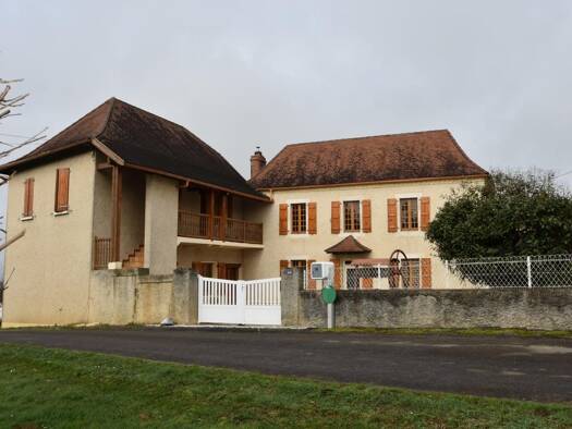 Maison à vendre 263 000 € 7 pièces 6 chambres 242 m² 8 243 m² de terrain Malaussanne 64410