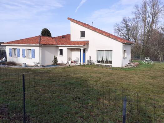 Maison de plain-pied à vendre 253 200 € 5 pièces 3 chambres 120 m² 2 956 m² de terrain Flavignac 87230