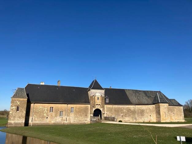 Château à vendre 850 000 € 8 pièces 4 chambres 243,2 m² 30 000 m² de terrain Sedan 08200