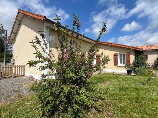 Maison de plain-pied à vendre 82 444 € 3 pièces 2 chambres 74 m² 617 m² de terrain Terres-de-Haute-Charente 16270