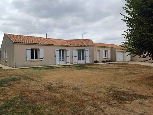 Maison de plain-pied à vendre 254 800 € 6 pièces 4 chambres 133 m² 1 900 m² de terrain Saint-Gelais 79410