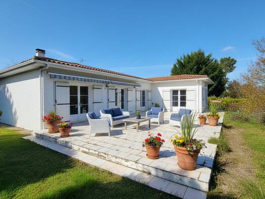 Maison de plain-pied à vendre 346 500 € 4 pièces 3 chambres 164 m² 1 090 m² de terrain Breuillet 17920