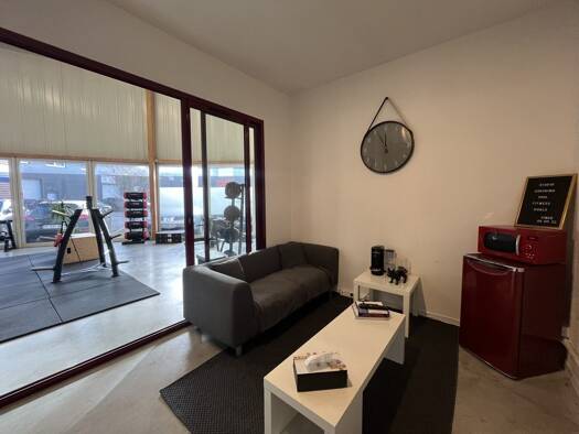 Local d'activités à vendre 190 000 € 95 m² d'espace de stockage Gazeran 78125