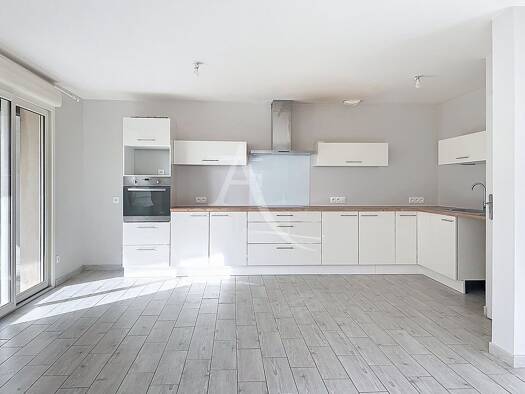 Maison à louer 1 200 € 4 pièces 3 chambres 82 m² 192 m² de terrain Écouflant 49000