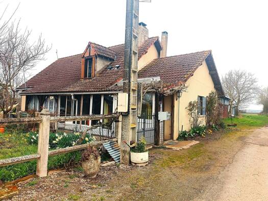 Maison à vendre 70 000 € 4 pièces 2 chambres 86 m² 4 040 m² de terrain Centre Ville Saint-Amand-Montrond 18200