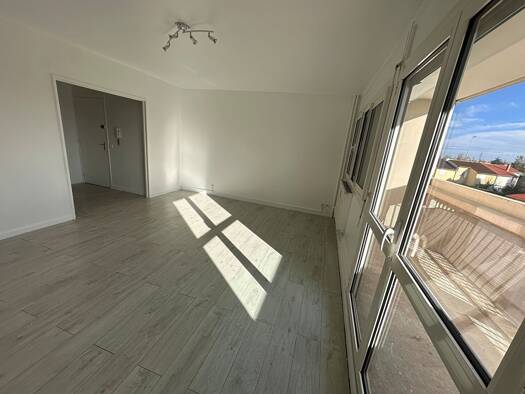 Appartement à louer 987 € 3 pièces 2 chambres 72 m² Étage 2/8 Haute Roche Est Oullins-Pierre-Bénite 69310