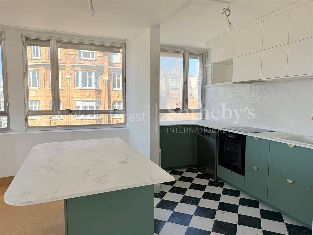 APPARTEMENT RÉNOVÉ - 2 CHAMBRES - VUE EXCEPTIONNELLE - PARKING — 7