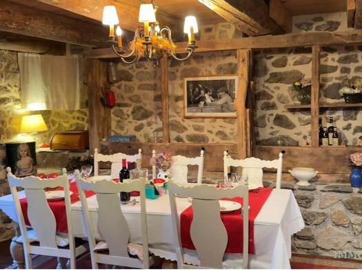 Maison de plain-pied à vendre 195 000 € 5 pièces 2 chambres 130 m² 12 700 m² de terrain Saint-Donat 63680