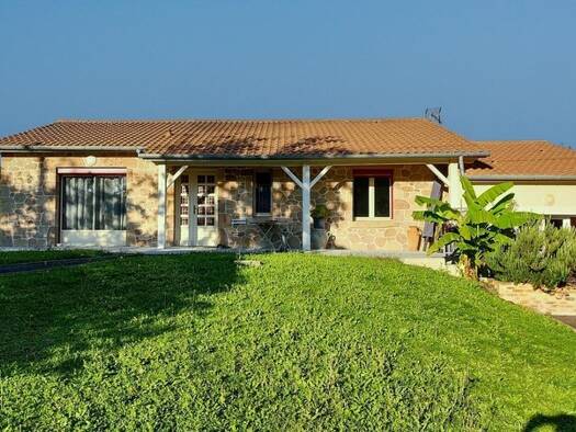 Maison à louer 1 265 € 5 pièces 3 chambres 140 m² 900 m² de terrain Billom 63160