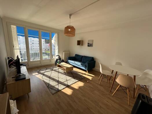 Appartement à louer 450 € 2 pièces 1 chambre 3ème étage Montjoyeux Tours 37200