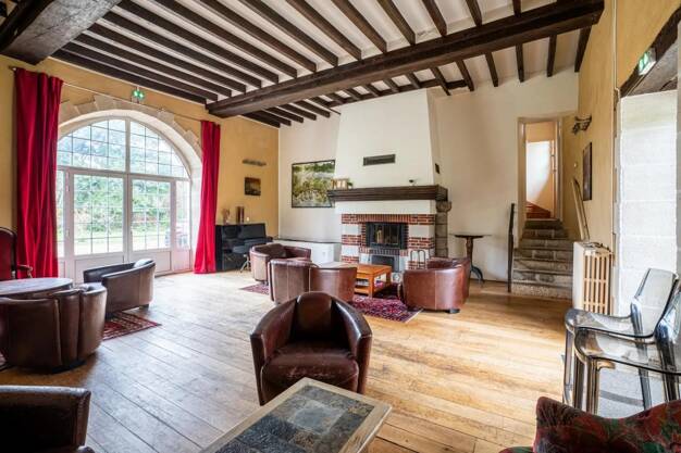 Maison à vendre 680 000 € 14 pièces 10 chambres 476 m² 30 000 m² de terrain Vitry-Aux-Loges 45530