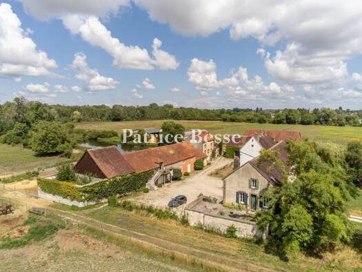 Ferme équestre à vendre 690 000 € 251 946 m² de terrain Joigny 89300