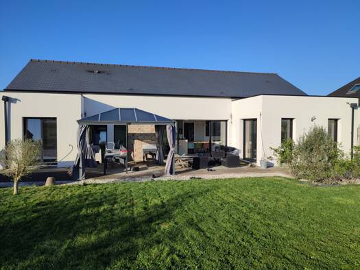 Maison de plain-pied à vendre 425 170 € 6 pièces 4 chambres 126,8 m² 1 185 m² de terrain Lanvallay 22100