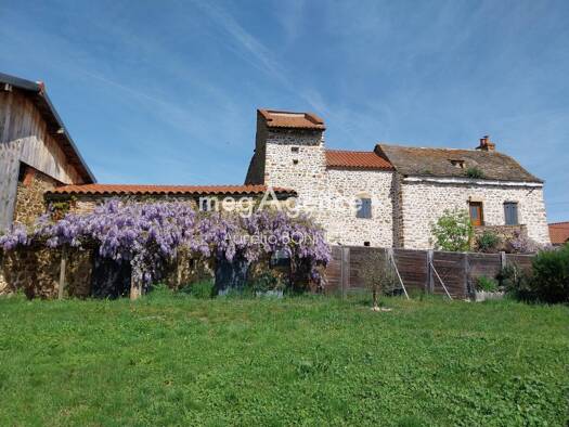 Maison à vendre 420 000 € 8 pièces 4 chambres 200 m² 9 790 m² de terrain Apchat 63420