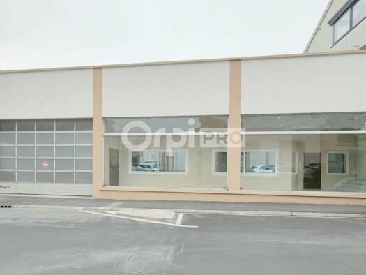 Local d'activités à louer 4 500 € 898 m² d'espace de stockage Épernay 51200