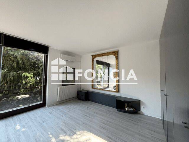 MAISON — 3