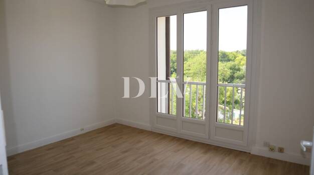 Appartement à vendre 117 000 € 1 pièce 27 m² Dernier étage, Étage 6/6 Sud Avon 77210