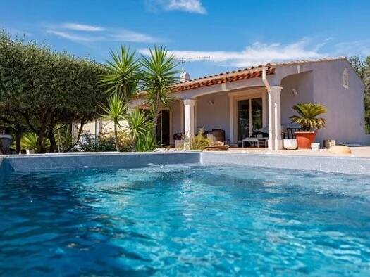 Maison à louer 2 800 € 4 pièces 2 chambres 88 m² 500 m² de terrain Exterieurs Fréjus 83600