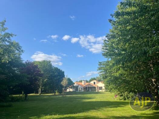 Maison de plain-pied à vendre 499 000 € 6 pièces 4 chambres 186 m² 6 172 m² de terrain Chantonnay 85110