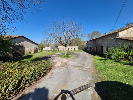 Ferme à vendre 274 000 € 7 pièces 5 chambres 250 m² 18 322 m² de terrain Magnac-lès-Gardes 16320