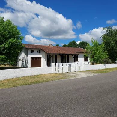 Maison de plain-pied à louer 1 480 € 4 pièces 3 chambres 93 m² Saint-Jean-d'Illac 33127