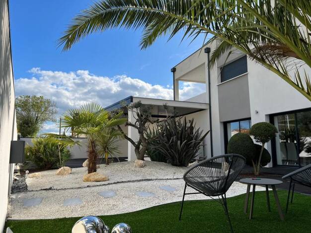 Maison à vendre 834 750 € 6 pièces 5 chambres 381 m² 1 348 m² de terrain Magné 79460