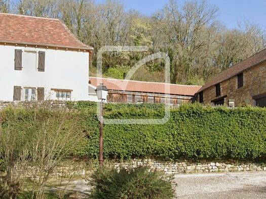 Maison à vendre 274 000 € 8 pièces 4 chambres 130 m² 4 819 m² de terrain Montignac-Lascaux 24290