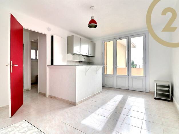 Appartement à louer 650 € 2 pièces 1 chambre 28,3 m² Étage 3/3 Fréjus 83600