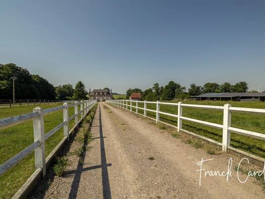 Maison de plain-pied à vendre 495 000 € 7 pièces 4 chambres 135 m² 29 423 m² de terrain Luneray 76810