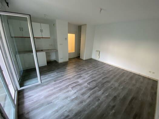 Appartement à louer 595 € 2 pièces 1 chambre 37 m² RDC Oiselet la Grive Bourgoin-Jallieu 38300