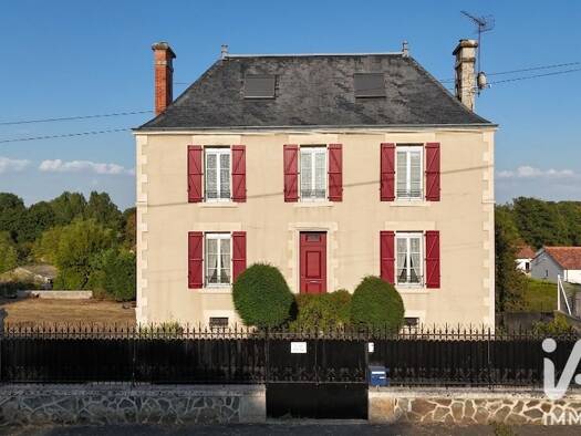 Maison à vendre 425 000 € 9 pièces 5 chambres 196 m² 1 989 m² de terrain Chantonnay 85110