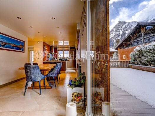 Chalet à vendre 1 800 000 € 8 pièces 5 chambres 252 m² 686 m² de terrain Les Houches 74310