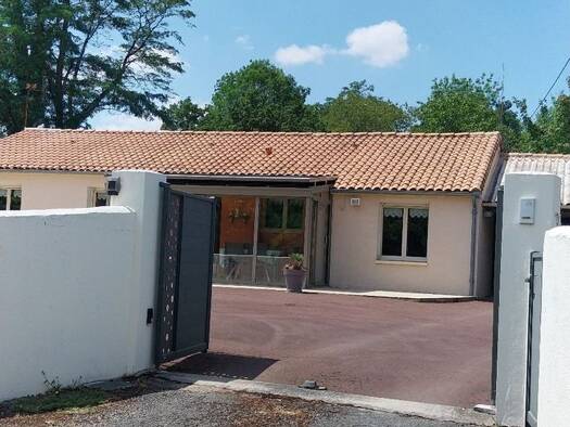 Maison de plain-pied à vendre 249 600 € 5 pièces 3 chambres 114 m² 3 711 m² de terrain Vallans 79270