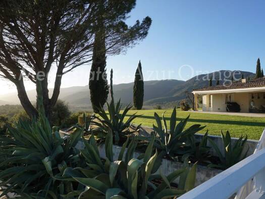 Maison à vendre 5 995 000 € 17 pièces 13 chambres 703 m² 270 000 m² de terrain Est Cogolin 83310