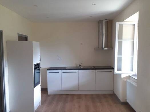 Appartement à louer 400 € 2 pièces 1 chambre 62 m² Dernier étage, Étage 3/3 Thizy-les-Bourgs 69240