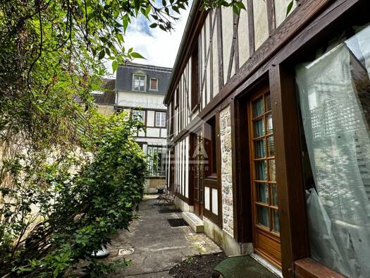 Local d'activités à louer 3 500 € 254 m² d'espace de stockage Centre Ville-Petit Margny Compiègne 60200