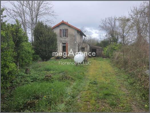 Maison à vendre 65 000 € 3 pièces 2 chambres 56 m² 514 m² de terrain Sud Saint-Jean-d'Angély 17400