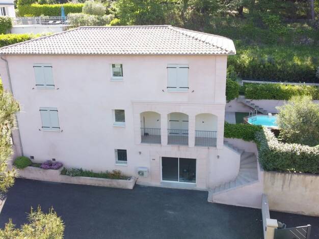 Villa à louer 3 500 € 5 pièces 4 chambres 170 m² Le Rouret 06650