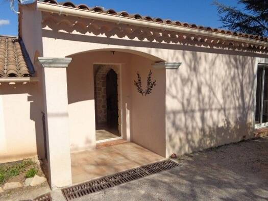 Appartement à louer 996 € 3 pièces 2 chambres 106,6 m² RDC/1 Figanieres 83830