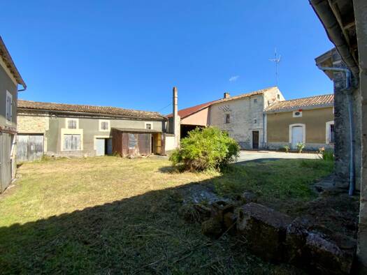 Maison à vendre 129 000 € 5 pièces 3 chambres 137 m² 2 708 m² de terrain Saint-Ciers-du-Taillon 17240