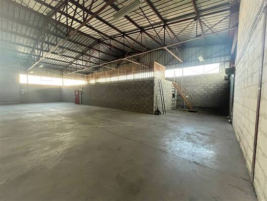 Local d'activités à louer 1 935 € 467 m² d'espace de stockage Thise 25220