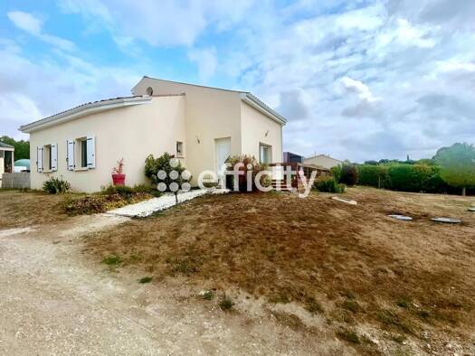 Maison de plain-pied à vendre 215 000 € 6 pièces 3 chambres 120 m² 2 400 m² de terrain Rouillac 16170