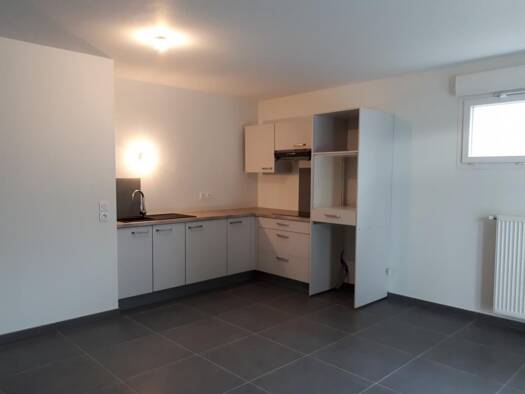 Appartement à louer 830 € 3 pièces 2 chambres 64 m² RDC/3 Centre Ville Sud-Vallée Voiron 38500
