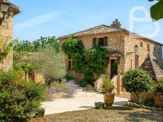 Maison à vendre 1 480 000 € 19 pièces 10 chambres 535,6 m² 221 986 m² de terrain Monflanquin 47150