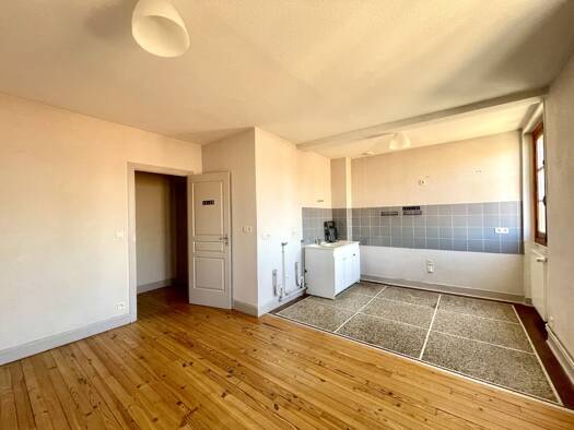 Appartement à louer 550 € 3 pièces 2 chambres 60 m² Étage 3/3 Riom 63200