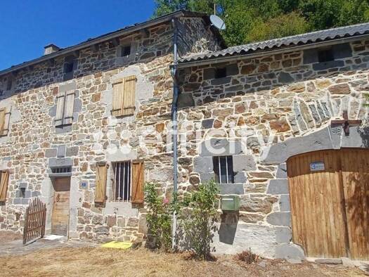 Maison à vendre 135 000 € 3 pièces 2 chambres 92 m² 19 856 m² de terrain Chaudes-Aigues 15110