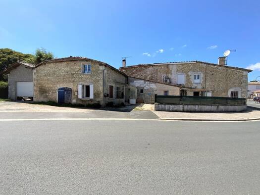 Maison à vendre 136 000 € 8 pièces 4 chambres 190 m² 862 m² de terrain Jonzac 17500